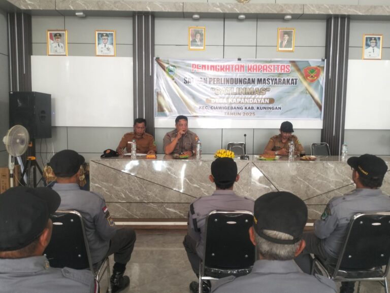 Sinergi Polri dan Desa, Bhabinkamtibmas Desa Kapandayan Hadiri Kegiatan Satlinmas