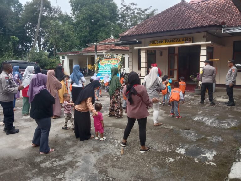 IPDA Lukman Hakim Kapolsek Pancalang Terima Kunjungan PAUD NUR’AINI Desa Sumbakeling dalam Program Edukasi “Polisi Sahabat Anak”