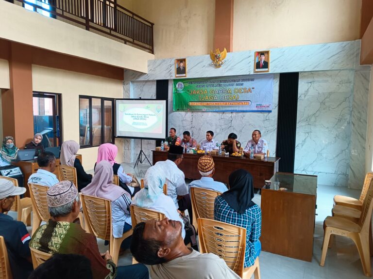 Kapolsek Pancalang IPDA Lukman Hakim Dorong Penguatan Kesadaran Hukum Masyarakat dengan Hadiri Penyuluhan dan Penerangan Hukum Program “Jaksa Garda Desa” di Aula Desa Rajawetan