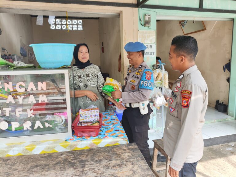 Kanit Propam Polsek Pasawahan Bersama Anggota Laksanakan Gerakan Pangan Murah di Desa-Desa Kecamatan Pasawahan