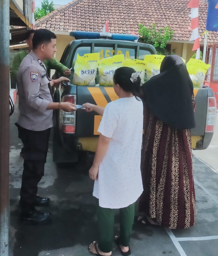 Polsek Pasawahan Laksanakan Gerakan Pangan Murah di Desa Cidahu
