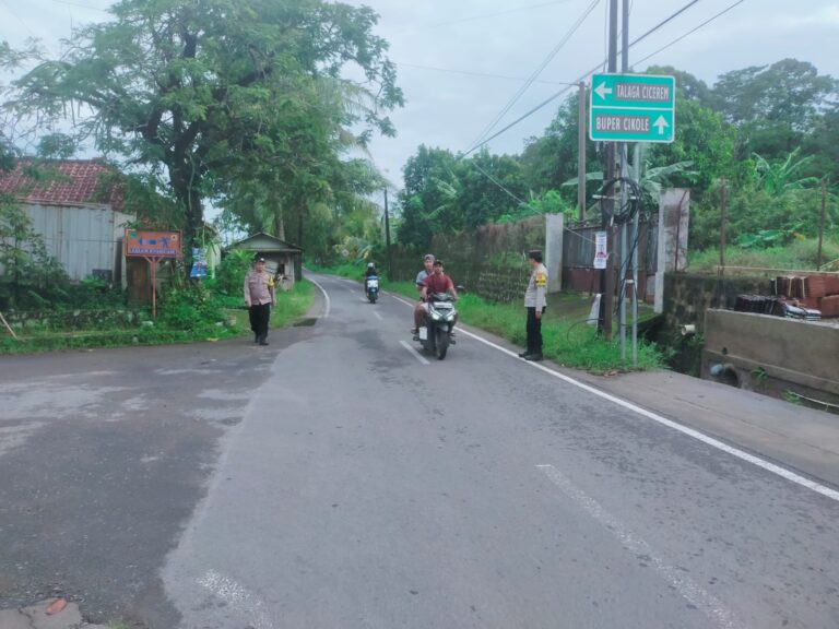 Cegah Kemacetan dan Laka Lantas, Polsek Pasawahan Gelar PH di Pertigaan Kaduela