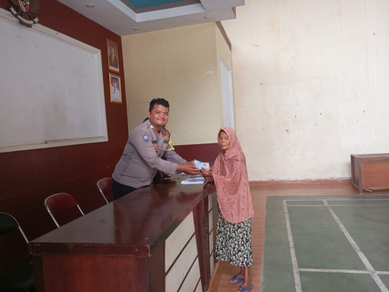 Tak Sekadar Membagi Bantuan, Bhabinkamtibmas Padamatang Pastikan BLT-DD Sampai ke Tangan Warga yang Berhak