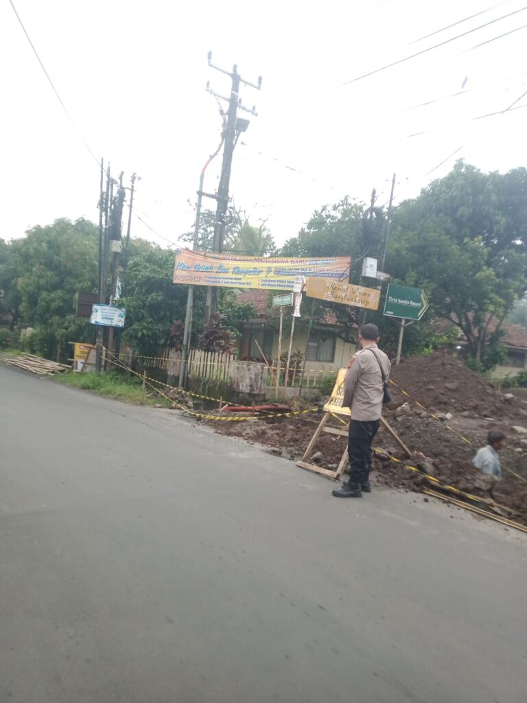 Pengamanan Lalu Lintas Diperketat saat Perbaikan Parit Simpang Sangkanurip