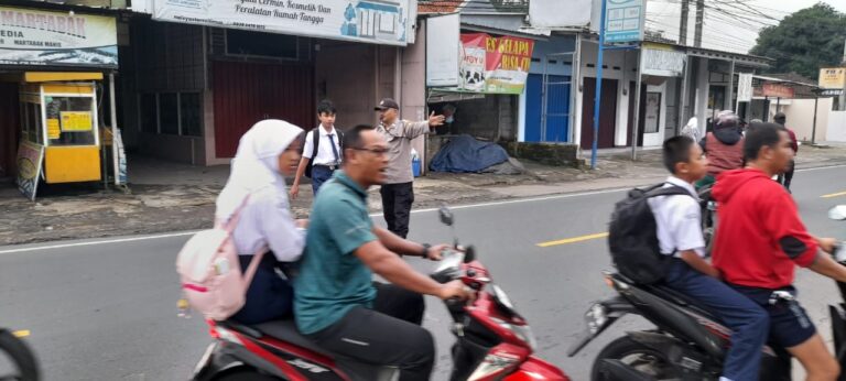 Cegah Kemacetan Pagi Hari, Polsek Cilimus Turun ke Jalan