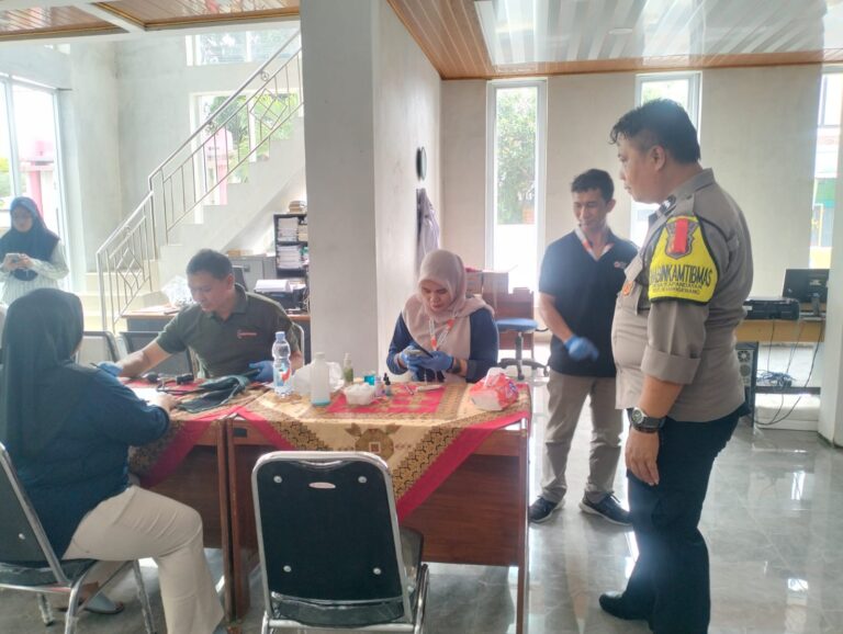Bhabinkamtibmas Desa Kapandayan Monitoring Donor Darah Peringatan Isra Mi’raj 1447 H di Balai Desa Kapandayan