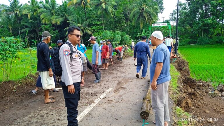 Bhabinkamtibmas Bersama Pemerintah Desa dan Warga Gotong Royong Bersihkan Bahu Jalan