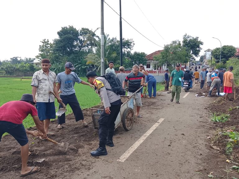 Dukung Perbaikan Jalan, Bhabinkamtibmas dan Warga Laksanakan Gotong Royong