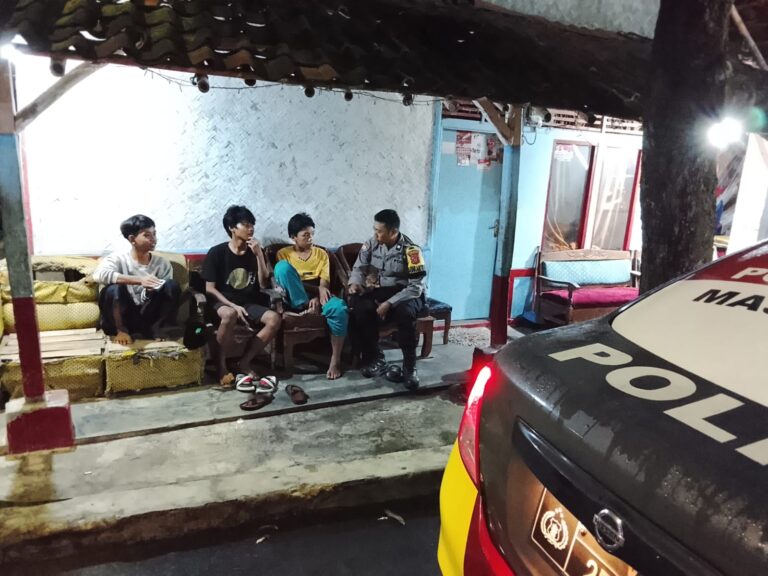 Patroli KRYD Malam, Bhabinkamtibmas Polsek Ciawigebang Sambangi Warga Desa Geresik