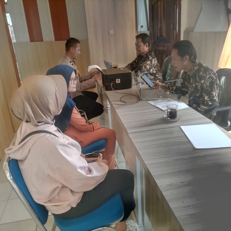 Bhabinkamtibmas Mekarjaya Sambangi Perangkat Desa, Perkuat Sinergitas Pelayanan Masyarakat