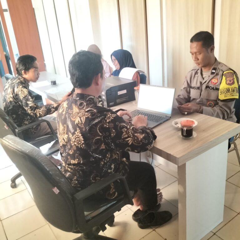 Sambang Perangkat Desa, Bhabinkamtibmas Mekarjaya Tingkatkan Pelayanan Masyarakat