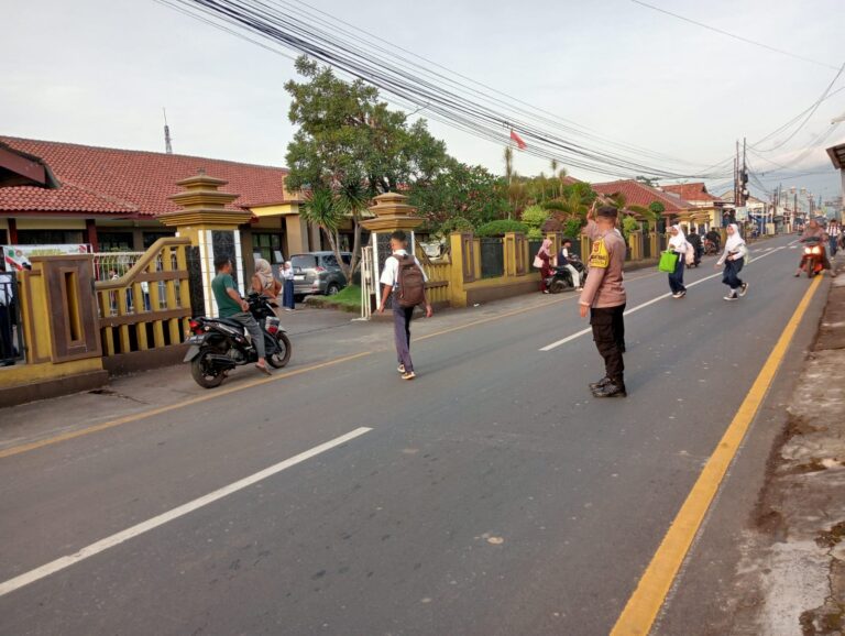 Bhabinkamtibmas Polsek Ciawigebang Laksanakan Pengamanan dan Pengaturan Lalu Lintas Pagi di Depan SMPN 1 Ciawigebang, Kuningan