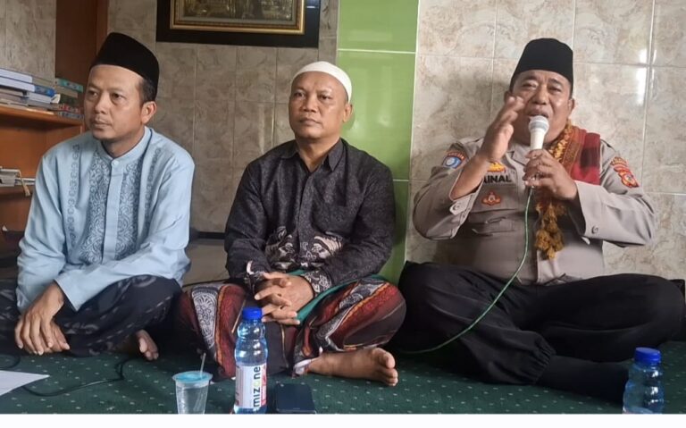 Bhabinkamtibmas Desa Cijagamulya Polsek Ciawigebang Hadiri Peringatan Isra Mi’raj Nabi Muhammad SAW di Desa Cijagamulya