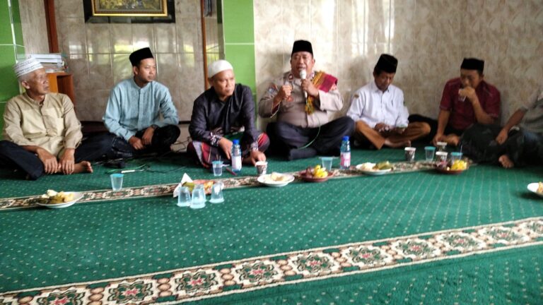 Pererat Silaturahmi, Bhabinkamtibmas Desa Cijagamulya Polsek Ciawigebang Hadiri Peringatan Isra Mi’raj Nabi Muhammad SAW di Desa Cijagamulya