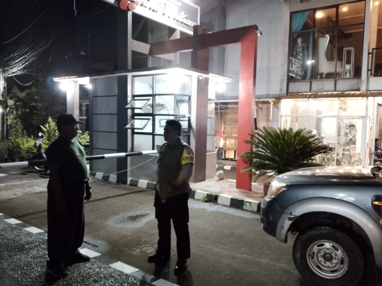 Bhabinkamtibmas Polsek Ciawigebang Patroli KRYD Malam Hari Sambangi Penjaga Malam Perum Graha Mutiara di Desa Sidaraja