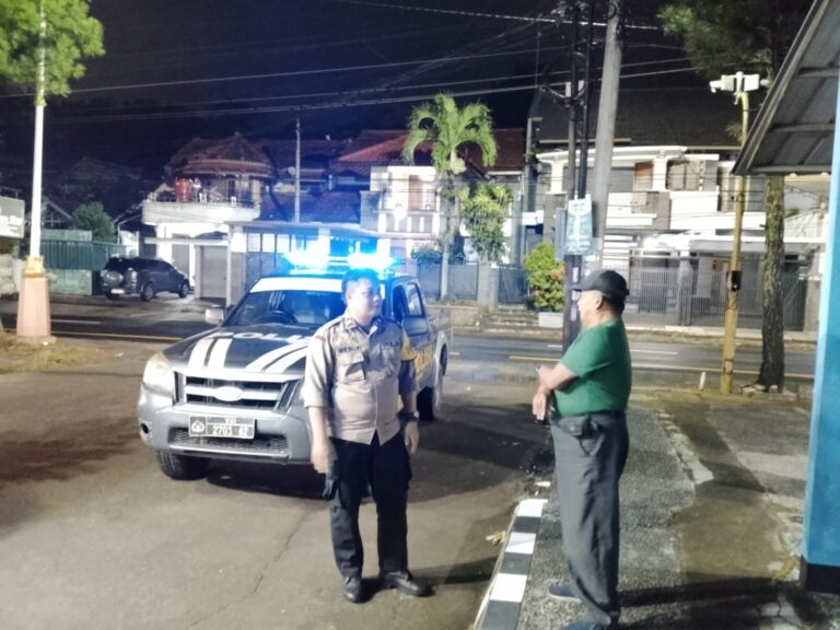 Sambangi Penjaga Malam Perum Graha Mutiara di Desa Sidaraja, Bhabinkamtibmas Polsek Ciawigebang Sampaikan Imbauan Kamtibmas
