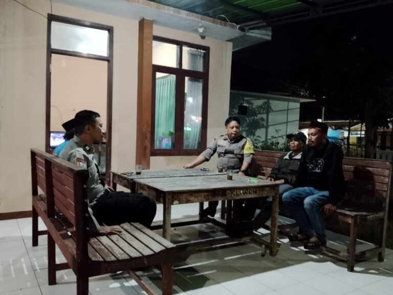 Bhabinkamtibmas Polsek Ciawigebang Patroli KRYD Malam Hari Sambangi Linmas Desa Geresik