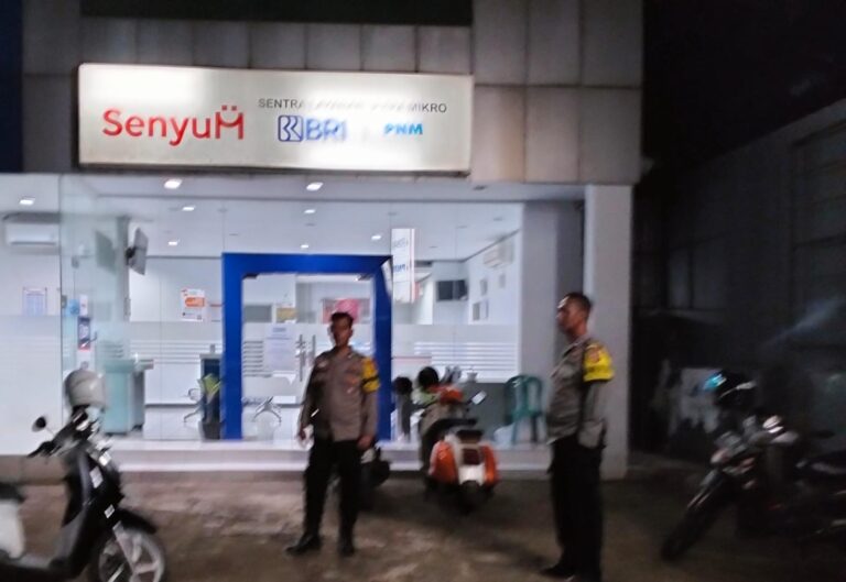 Jaga Kamtibmas, Bhabinkamtibmas Polsek Ciawigebang Laksanakan Patroli Malam Hari di BRI Unit Ciawigebang