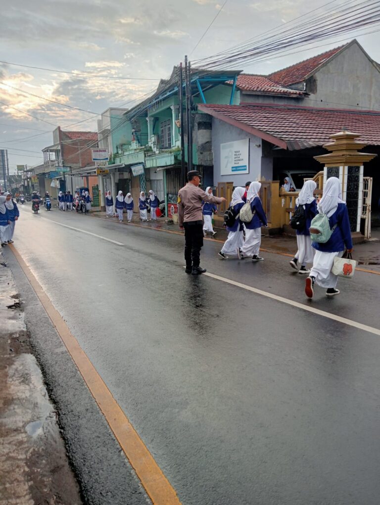 Bhabinkamtibmas Polsek Ciawigebang Laksanakan Pengamanan dan Pengaturan Lalu Lintas di SMPN 1 Ciawigebang
