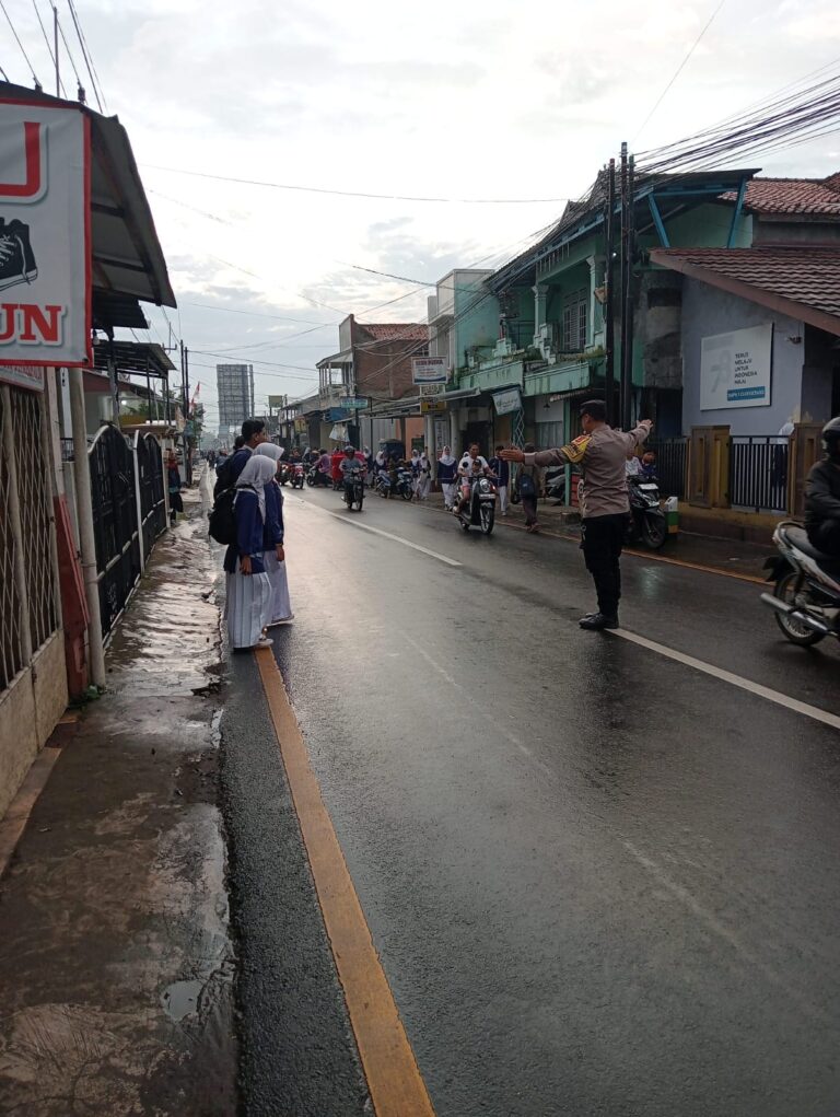 Bhabinkamtibmas Polsek Ciawigebang Laksanakan Pengamanan dan Pengaturan Lalin di SMPN 1 Ciawigebang