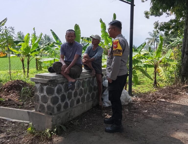 Bhabinkamtibmas Desa Kadurama Sampaikan Himbauan Kamtibmas dan Waspada Bencana di Musim Hujan