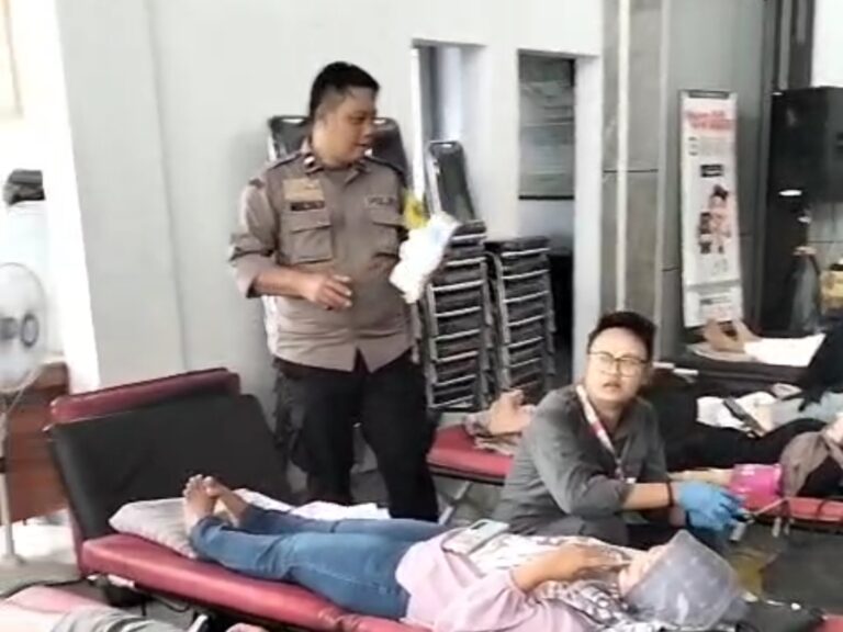 Aipda Mulyadi Monitoring Donor Darah Isra Mi’raj di Balai Desa Kapandayan