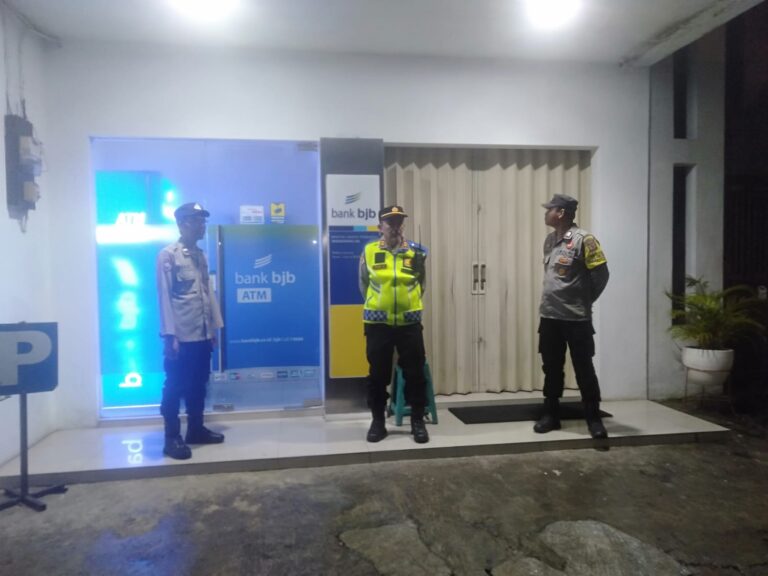 Kapolsek Mandirancan Pimpin Patroli KRYD Dini Hari, Fokus Amankan Obyek Vital Perbankan dari Aksi Skimming
