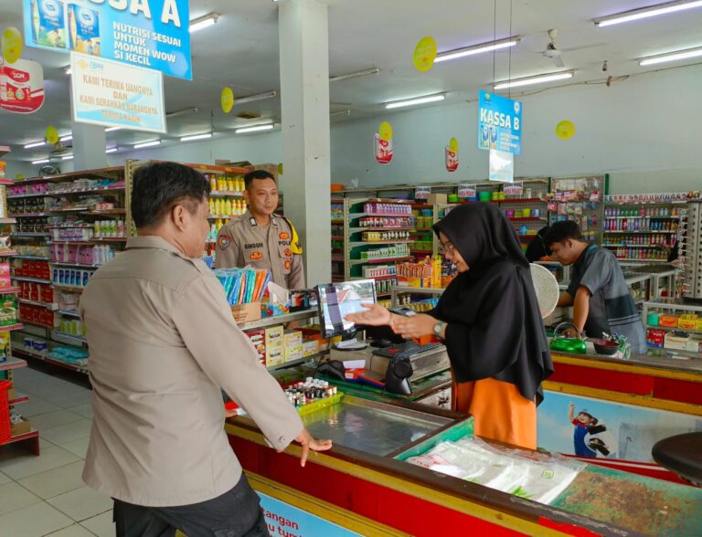 Cegah Aksi Kejahatan di Lokasi Keramaian KA SPKT 2 Polsek Mandirancan Perkuat Pengawasan di Toserba Fajar