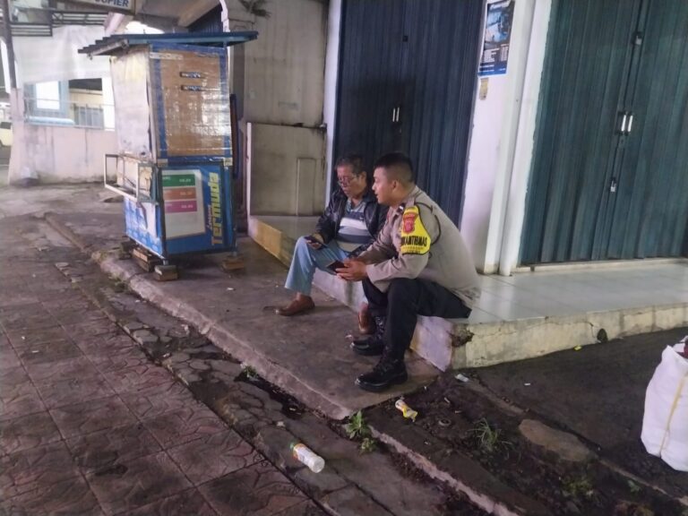 Anggota Polsek Kramatmulya Laksanakan Patroli Dialogis Malam Hari Antisipasi C3, jaga Kondusifitas di Pasar Kurucuk Kramatmulya