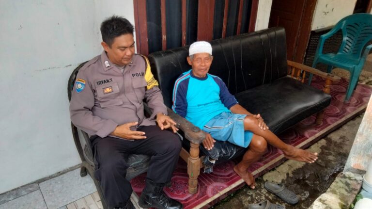 Lewat Program DDS, Bhabinkamtibmas Polsek Mandirancan Bripka Irfan Dekatkan Diri dengan Warga Randobawagirang