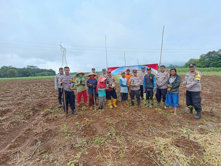 Dukung Program Swasembada Pangan Polda Jawa Barat, IPDA Lukman Hakim Pimpin Penanaman Jagung Hibrida Serentak di Desa Patalagan
