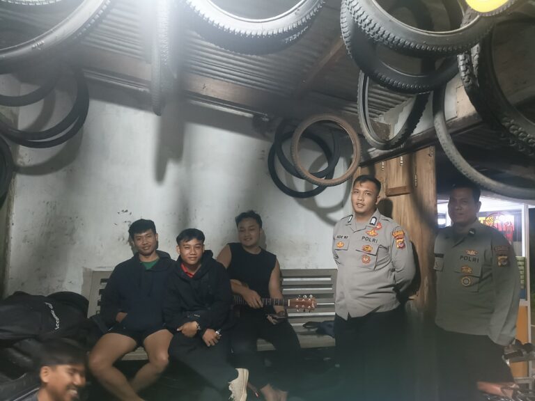 Merangkul Bukan Menghakimi, Patroli Dialogis Polsek Pancalang Sapa Pemuda yang Nongkrong Demi Cegah Gangguan Kamtibmas