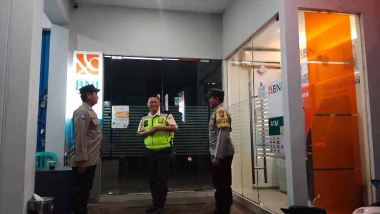 Patroli Malam Polsek Cilimus Ciptakan Lingkungan Kondusif