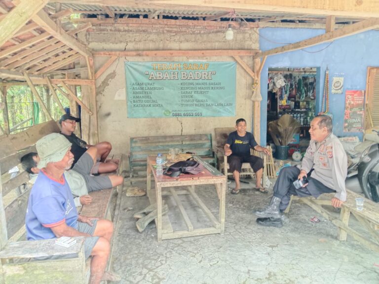 KANIT BINMAS BESERTA BHABINKAMTIBMAS SAMBANG DAN LAKSANAKAN SILATURAHMI KAMTIBMAS DENGAN WARGA DESA GUNUNGSARI