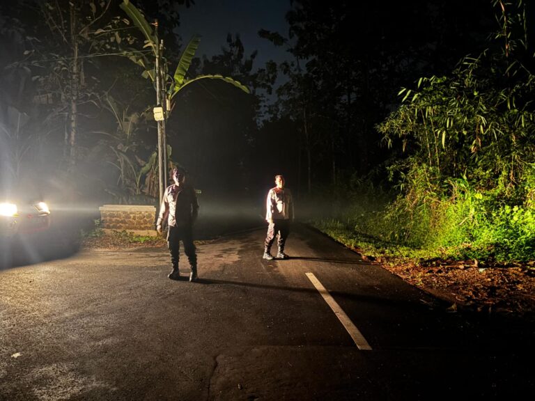 PATROLI MALAM POLSEK LURAGUNG CEGAH TERJADINYA GANGGUAN KAMTIBMAS DAN BALAP LIAR DI JALUR SEPI