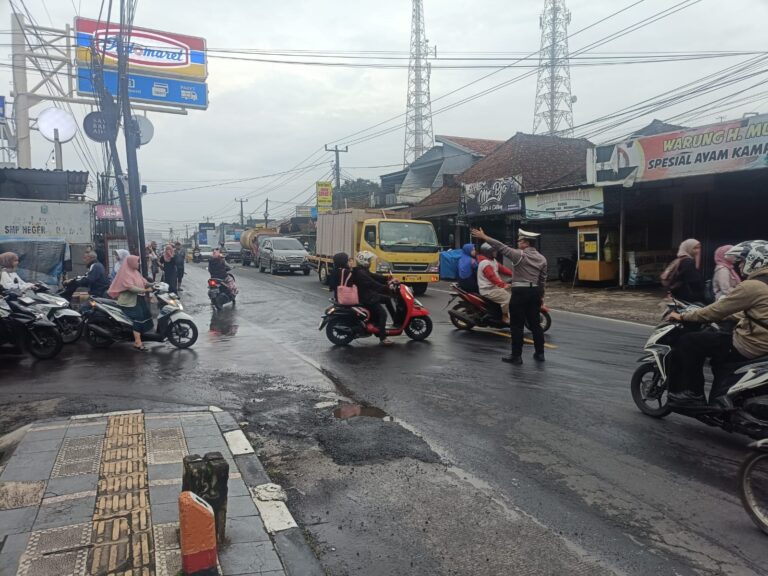 Pelayanan Humanis Polisi di Jam Sibuk Dirasakan Langsung Warga