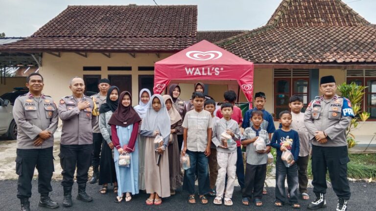 Polsek Cilimus Tingkatkan Kepedulian Sosial Lewat Takjil Ramadhan