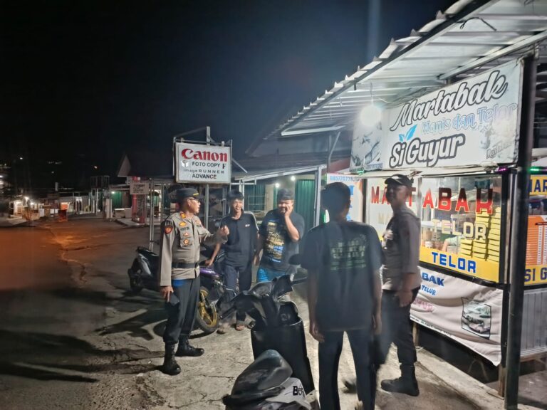 Anggota Polsek Ciniru melaksanakan patroli dialogis dalam rangka mengantisipasi tindak kejahatan C3 (Curat, Curas, dan Curanmor)