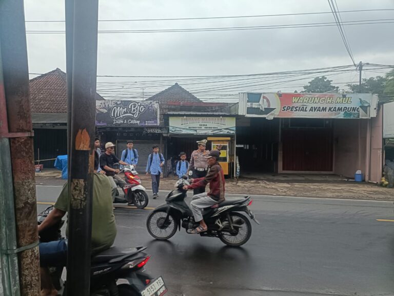 PH Pagi Konsisten, Polisi Pastikan Aktivitas Warga Cilimus Berjalan Aman