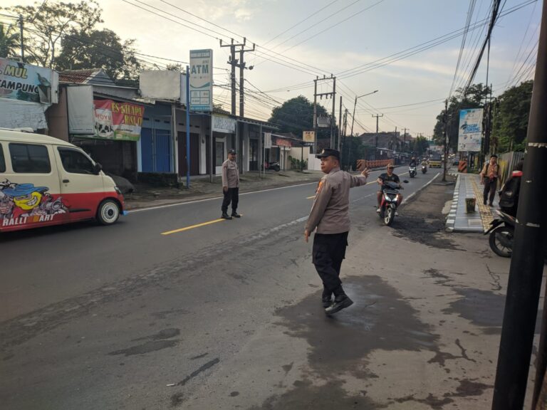 “Mengurai Kemacetan Pagi, Polsek Cilimus Turun Tangan”