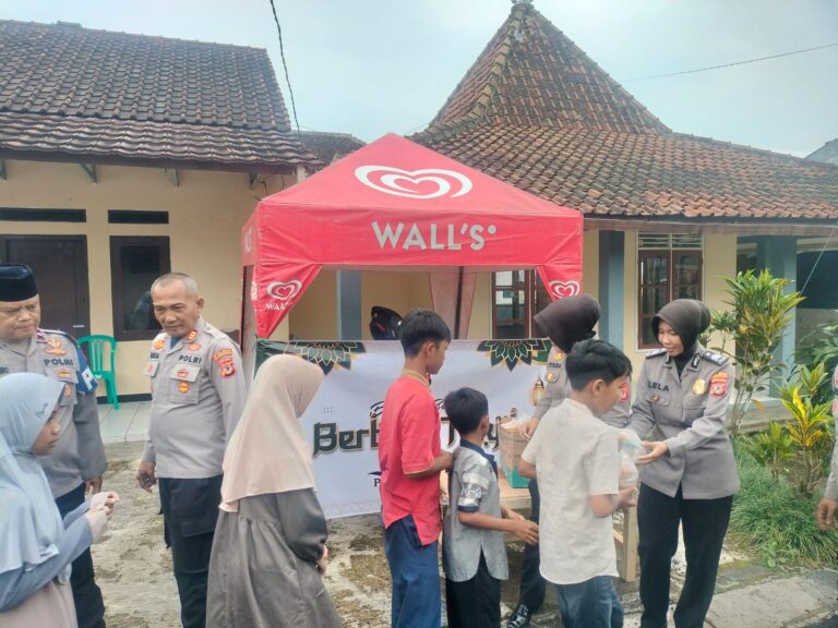 Bulan Ramadhan, Polsek Cilimus Aktif Bagikan Takjil Kepada Warga
