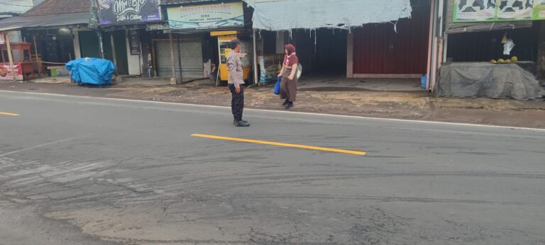 Polisi Cilimus Edukasi Keselamatan Lalu Lintas di Pagi Hari