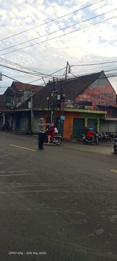 Polsek Cilimus Hadir Kawal Aktivitas Pagi Masyarakat