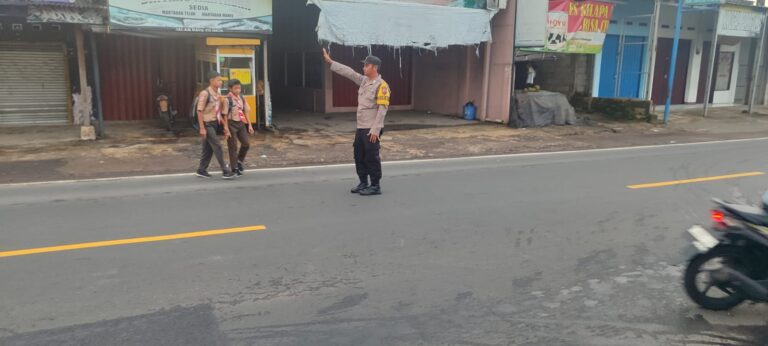 Polsek Cilimus Cegah Kemacetan Pagi di Sekitar Sekolah