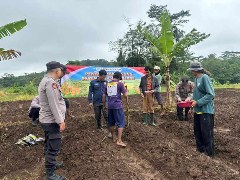 Kapolsek Cilimus Polres Kuningan Bersinergi dengan Petani untuk Hasil Panen Maksimal