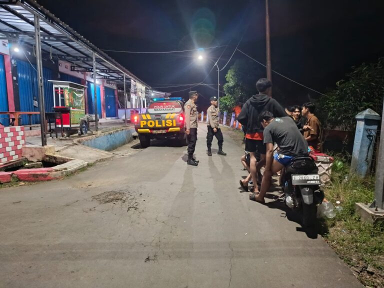 Polsek Ciniru Gelar Patroli Malam, Bubarkan Remaja Nongkrong dan Cegah Tindak Kejahatan