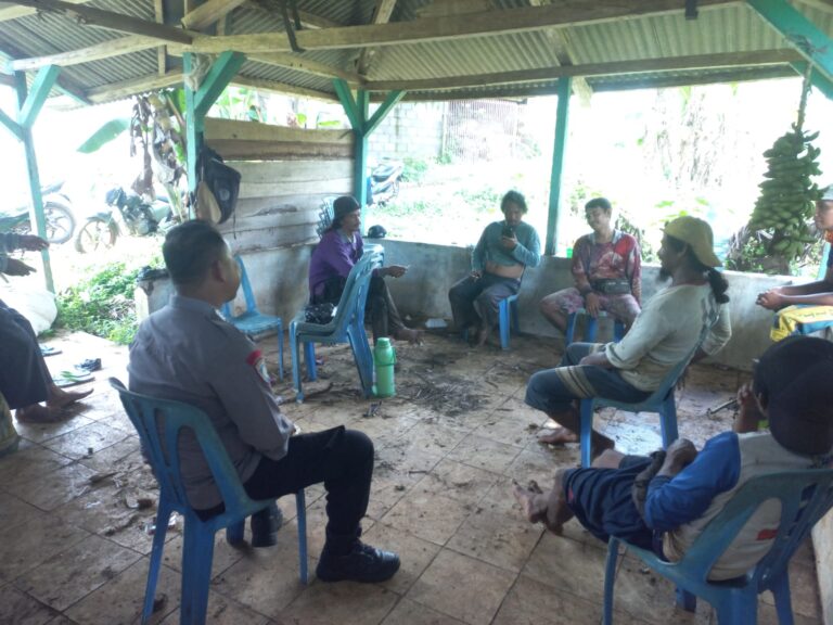 Bhabinkamtibmas Desa Karangmuncang Dorong Warga Aktif Jaga Keamanan Lingkungan