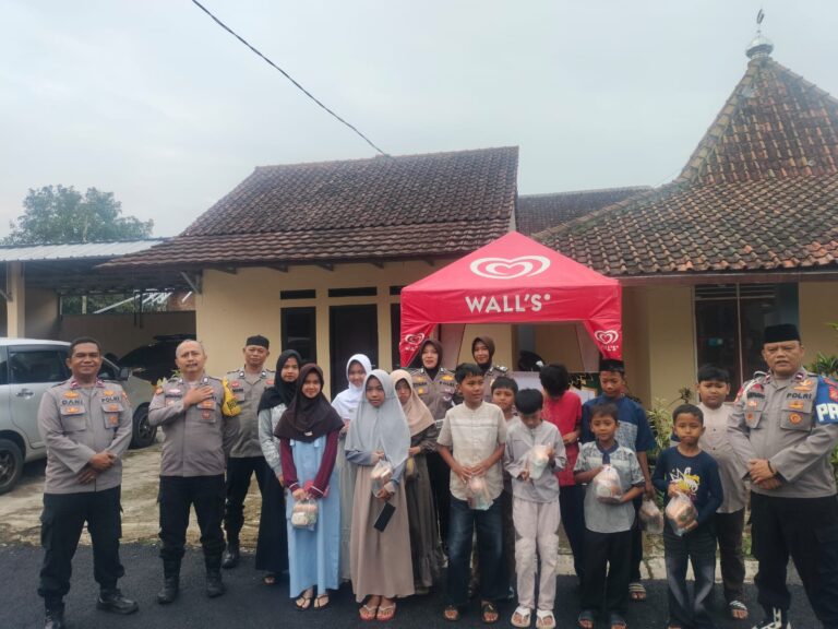 Harmoni Ramadhan, Polsek Cilimus Berbagi Takjil dengan Warga
