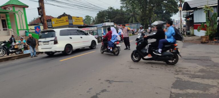 Polisi Hadir Sejak Fajar, Arus Lalu Lintas Cilimus Terkendali