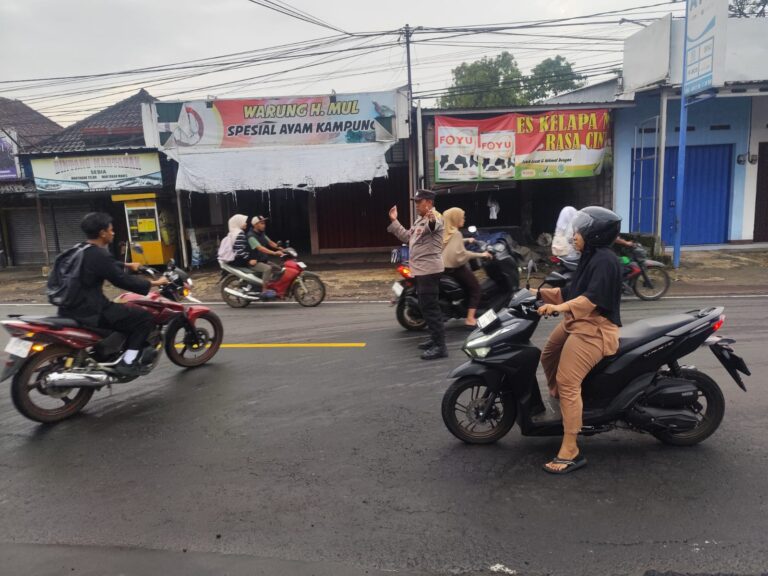 Polsek Cilimus Konsisten Jaga Keamanan Rawan Pagi di Lingkungan Sekolah